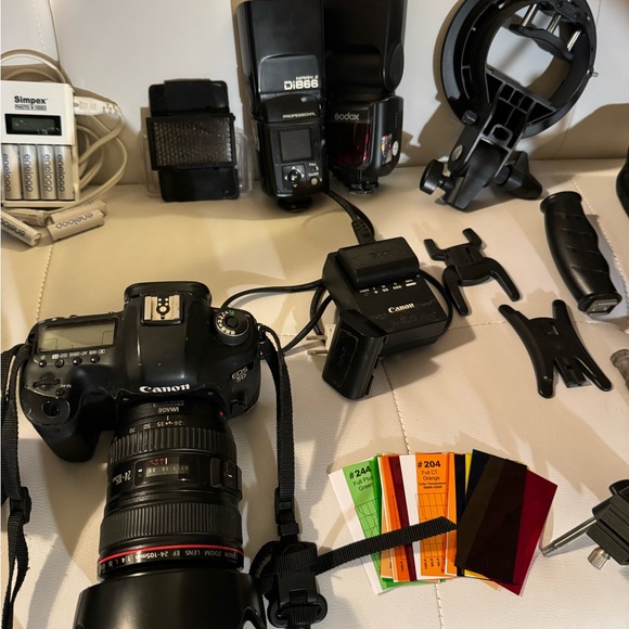 Canon 5D Mark III DSLR Camera: Professional Photography Bundle w/ Lenses & more - Picture 5 of 7